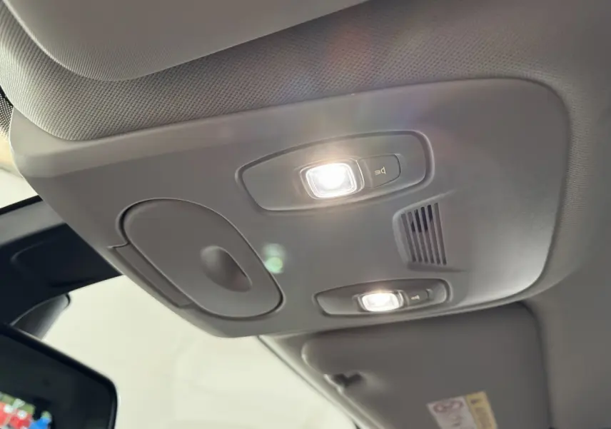 Plafonnier intérieur gris avec éclairage LED activé sur Renault Scenic Intens 2021, vue du siège avant côté conducteur.