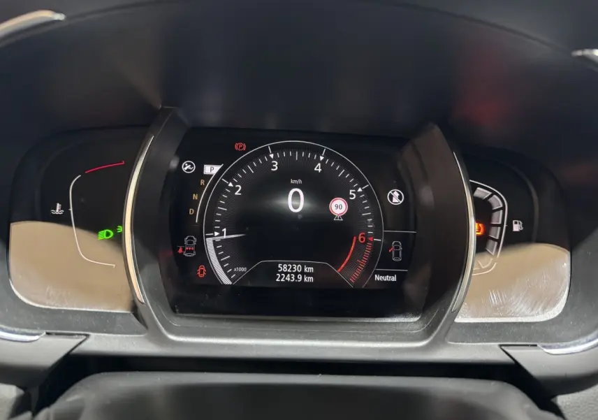 Tableau de bord numérique du Renault Scénic Intens 2021, affichage vitesse, compte-tours et indicateurs divers.