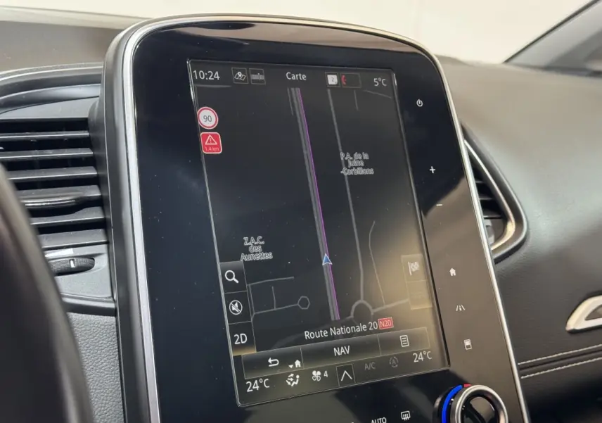 Écran tactile central du tableau de bord du Renault Scénic Intens 2021, affichant la navigation GPS en mode carte.