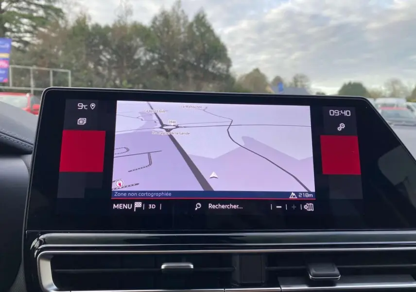 Écran tactile de navigation 10 pouces du Citroën C5 Aircross 2025, affichant une carte avec menu et options visibles.