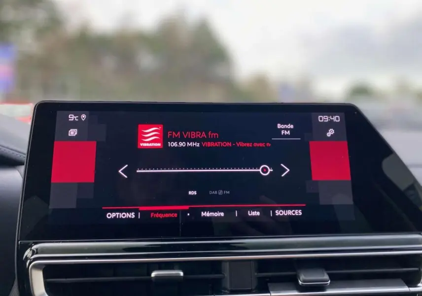 Écran tactile 10'' du système de navigation du Citroën C5 Aircross bleu Eclipse, affichant une radio FM.