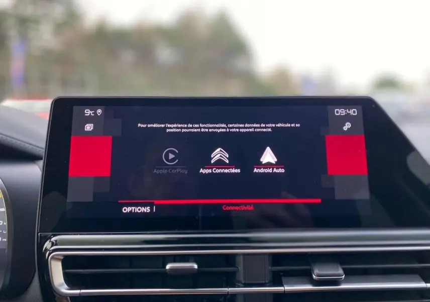 Écran tactile 10 pouces du système de navigation du Citroën C5 Aircross bleu Eclipse, vue intérieure frontale.