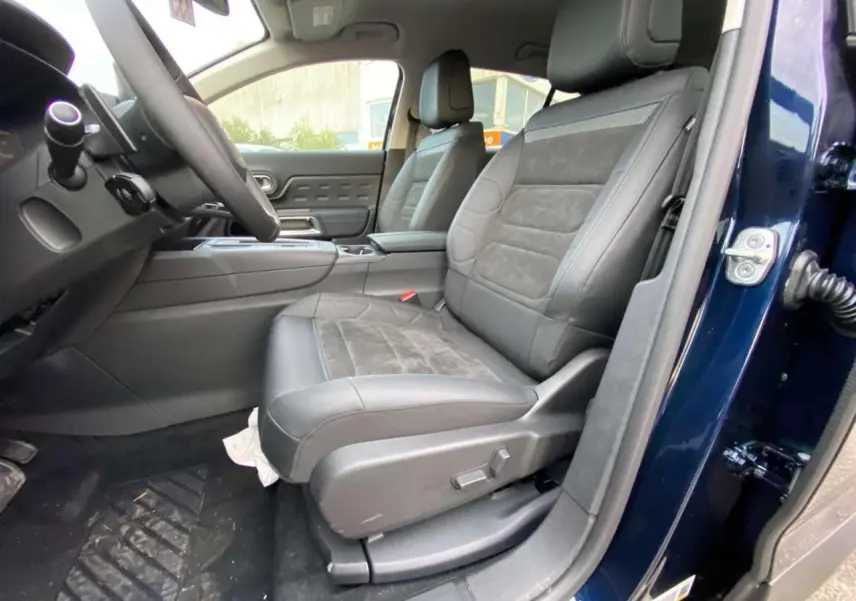 Vue intérieure côté conducteur du Citroën C5 Aircross 2025 bleu Eclipse, sièges en cuir noir avec surpiqûres grises.