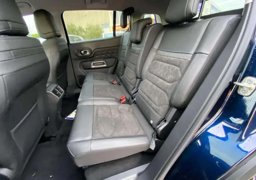 Vue intérieure côté droit des sièges arrière en cuir noir et alcantara du Citroën C5 Aircross bleu Eclipse 2025.