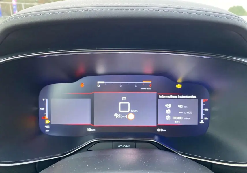 Vue rapprochée du combiné numérique 12,3 pouces du Citroën C5 Aircross 2025, affichage digital clair et moderne.