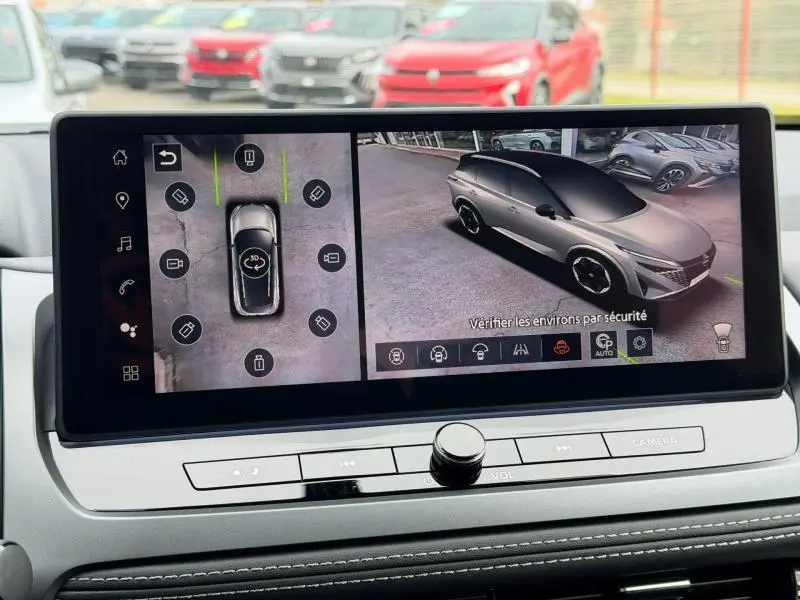 Écran tactile intérieur montrant la vue 360° d’un Nissan Qashqai gris Squale Métallisé en stationnement.