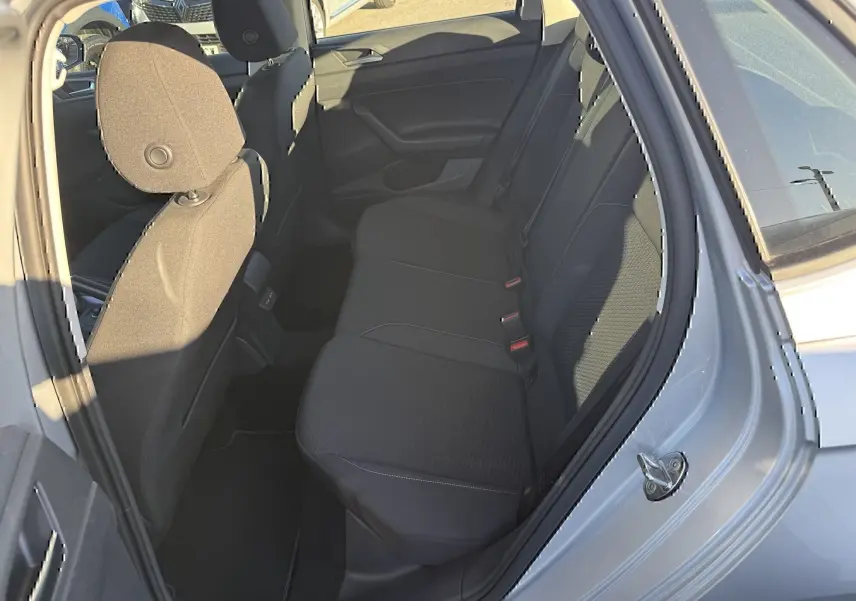 Vue intérieure côté droit sur les sièges arrière noirs d'une Volkswagen Polo gris métal 2021, porte ouverte.