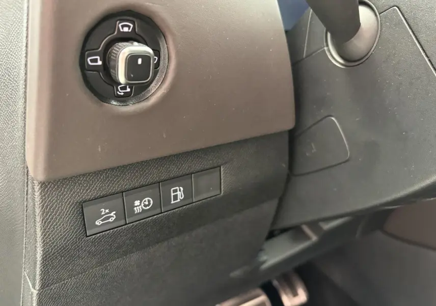 Détail des commandes noires côté gauche du tableau de bord du DS4 2023 avec bouton de réglage des rétroviseurs.