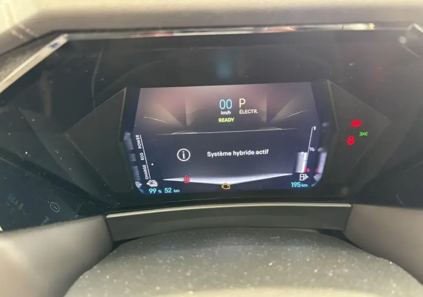 Vue rapprochée du combiné d'instrumentation numérique du DS4 E-Tense 2023 affichant le système hybride actif.