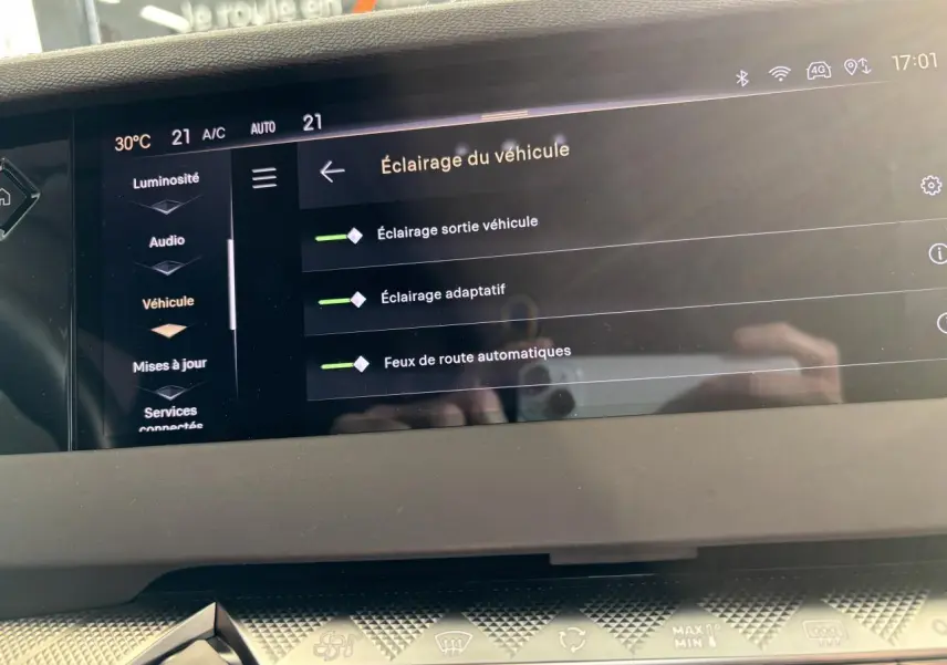 Écran tactile intérieur du tableau de bord du DS4 E-Tense 2023 montrant les réglages d’éclairage du véhicule.