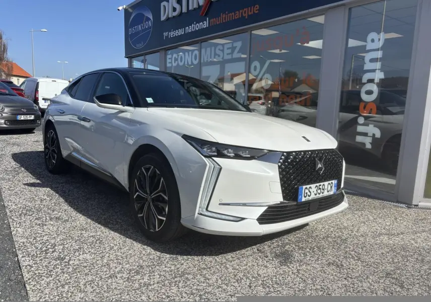 DS4 E-Tense 2023 vue 3/4 avant côté gauche, carrosserie blanche avec toit noir et calandre noire distinctive.