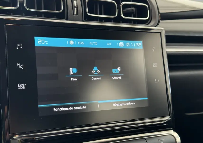 Écran tactile central de la Citroën C3 2020, affichant les réglages Feux, Confort et Sécurité, intérieur noir.
