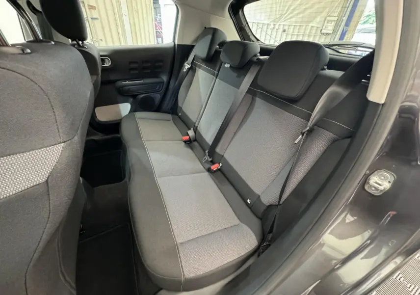Vue intérieure côté droit sur la banquette arrière grise et noire de la Citroën C3 PureTech 110 Shine Business 2020.