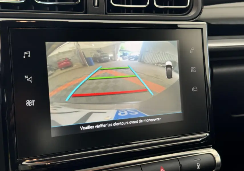 Écran tactile intérieur montrant la caméra de recul avec guidage coloré dans une Citroën C3 gris foncé.