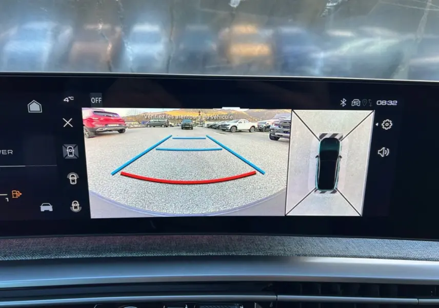 Écran multimédia du Peugeot 3008 Hybrid 145 GT montrant la caméra de recul et la vue 360° en stationnement.