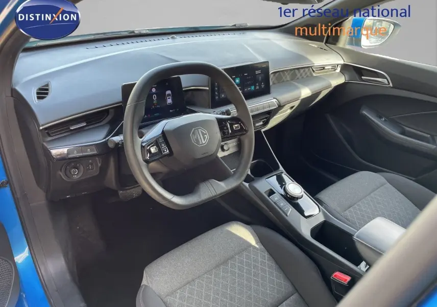 Vue intérieure côté conducteur du MG3 1.5L HYBRID+ 195CH COMFORT 2025 en Como Blue Metal, tableau de bord moderne avec écran digital.