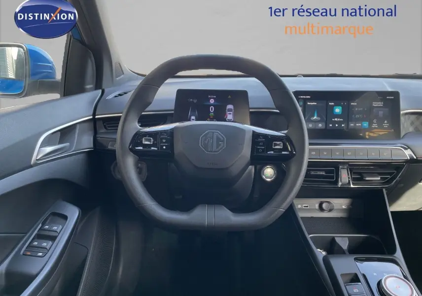 Vue intérieure frontale du tableau de bord et volant noir du MG3 1.5L Hybrid+ 2025 avec écran digital et commandes intégrées.