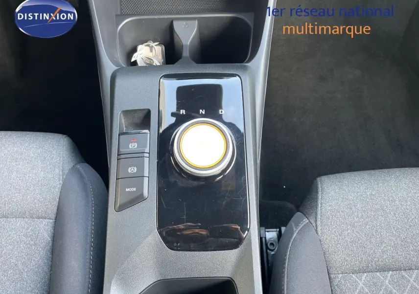 Vue plongeante sur la console centrale noire du MG3 2025 avec molette de boîte auto et sièges tissu gris.