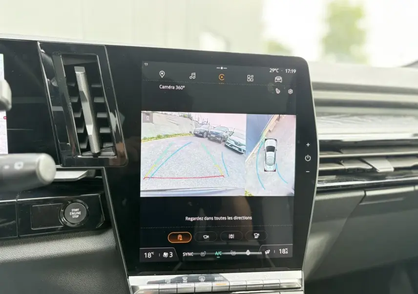 Écran tactile central montrant la caméra 360° dans l’habitacle moderne du Renault Espace VI bleu nuit.