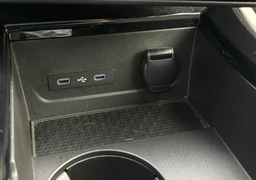Détail de la console centrale avec ports USB-C et prise 12V du Renault Espace VI Bleu Nuit hybride 2023