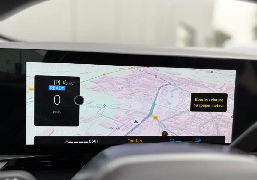 Tableau de bord numérique du Renault Espace VI hybride, affichant navigation Google Maps et alertes de sécurité.