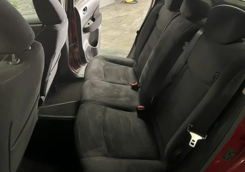 Vue intérieure côté droit sur les sièges arrière en tissu noir du Nissan Leaf 30 2017 rouge avec porte ouverte.