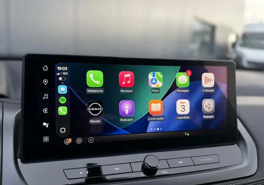 Écran tactile central du Nissan Qashqai III e-Power affichant Apple CarPlay avec icônes colorées.