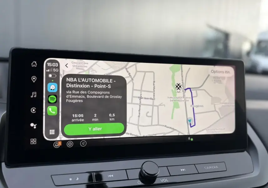 Gros plan sur l'écran tactile du Nissan Qashqai gris Ceramic, affichant la navigation GPS avec itinéraire en cours.