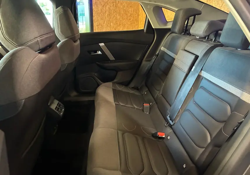Vue intérieure côté droit des sièges arrière en tissu gris noir de la Citroën C4 X 2024, version diesel 1.5 BlueHDi.
