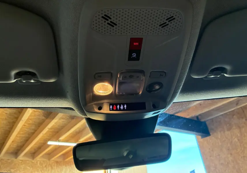 Vue intérieure du plafonnier avant avec éclairage et boutons de commande dans une Citroën C4 X gris 2024.