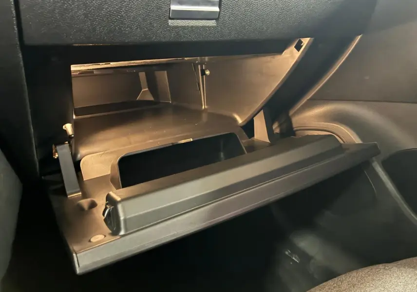 Vue intérieure du coffre à gants ouvert de la Citroën C4 X 1.5 BlueHDi 130 gris, montrant son espace de rangement.