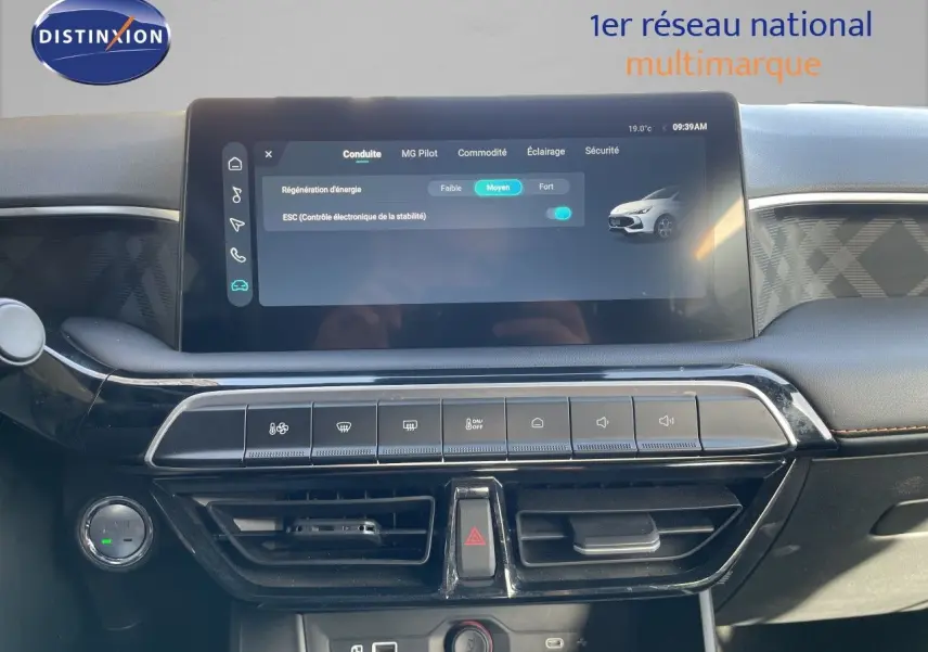 Vue rapprochée du tableau de bord et écran tactile du MG3 1.5L Hybrid+ 195ch Comfort 2024 en intérieur noir.