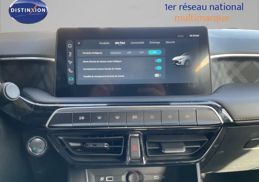 Vue rapprochée de la console centrale du MG3 2024 bleu como, avec écran tactile et commandes climatisation intégrées.