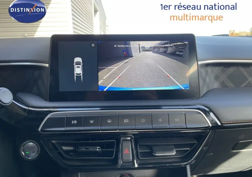 Vue rapprochée du tableau de bord de la MG3 1.5L Hybrid+ 195ch Comfort 2024, écran multimédia affichant la caméra de recul.