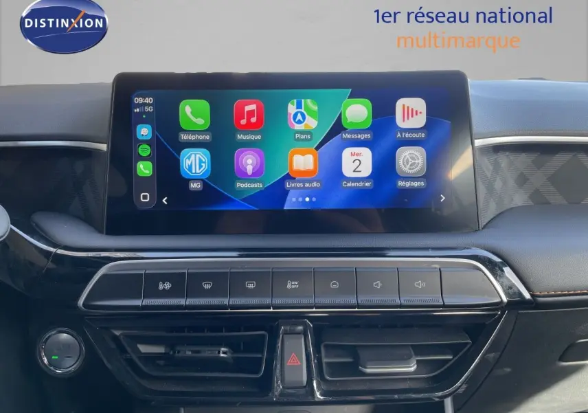 Vue rapprochée du tableau de bord du MG3 2024 avec écran tactile central affichant des applications, finition noire.