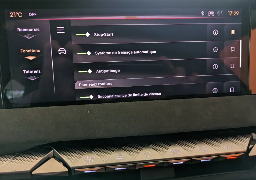 Écran tactile central du DS4 2024 blanc nacré montrant les fonctions d’aide à la conduite et la climatisation automatique.