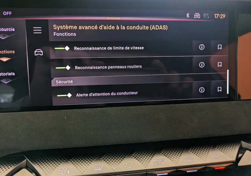 Écran tactile du système d'aide à la conduite DS4 2024 affichant les fonctions ADAS avec commandes climatisation en dessous.