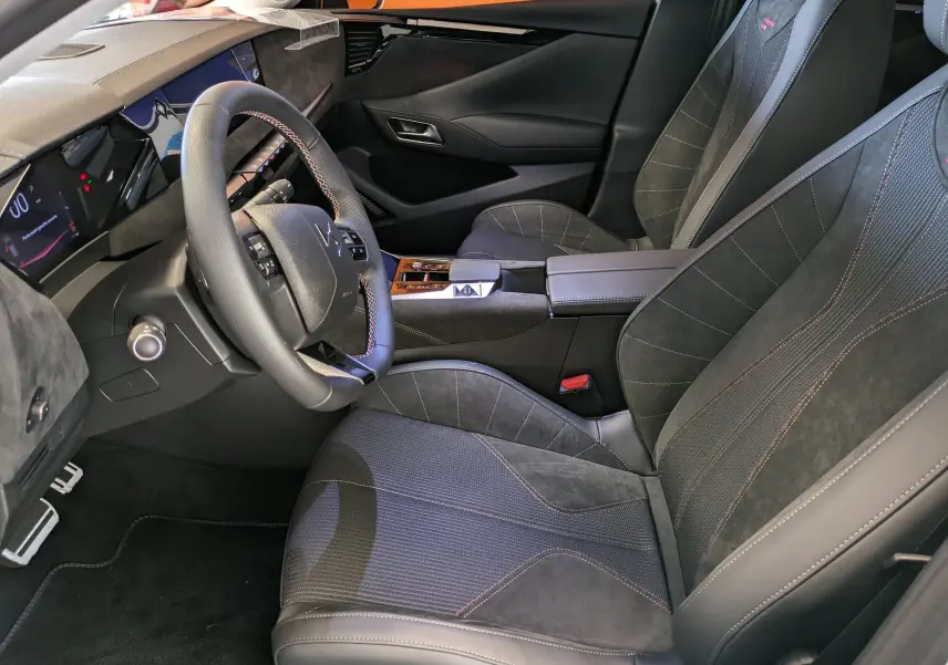 Intérieur avant droit du DS4 2024 avec sièges en tissu tressé Basalte et Alcantara®, volant multifonction et console centrale.