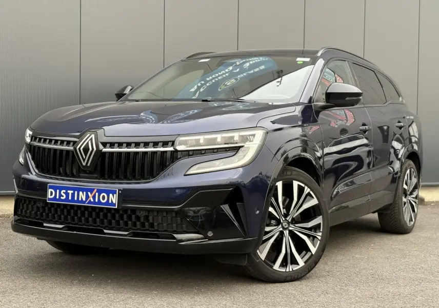 Renault Espace Bleu Nuit en 3/4 avant droit, avec calandre noire et jantes alliage diamantées 20 pouces.