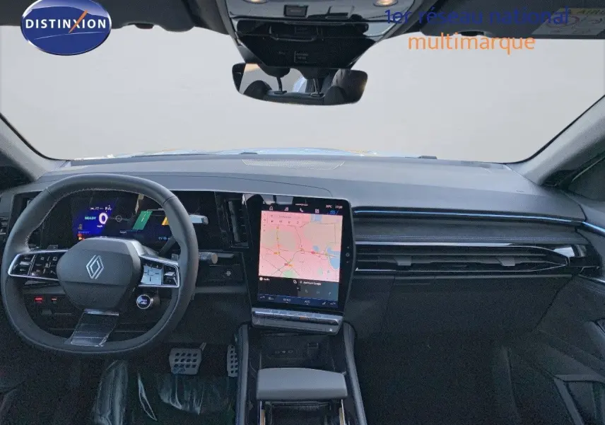 Intérieur du Renault Austral 2024, vue frontale du tableau de bord avec écran tactile central et volant multifonction noir.
