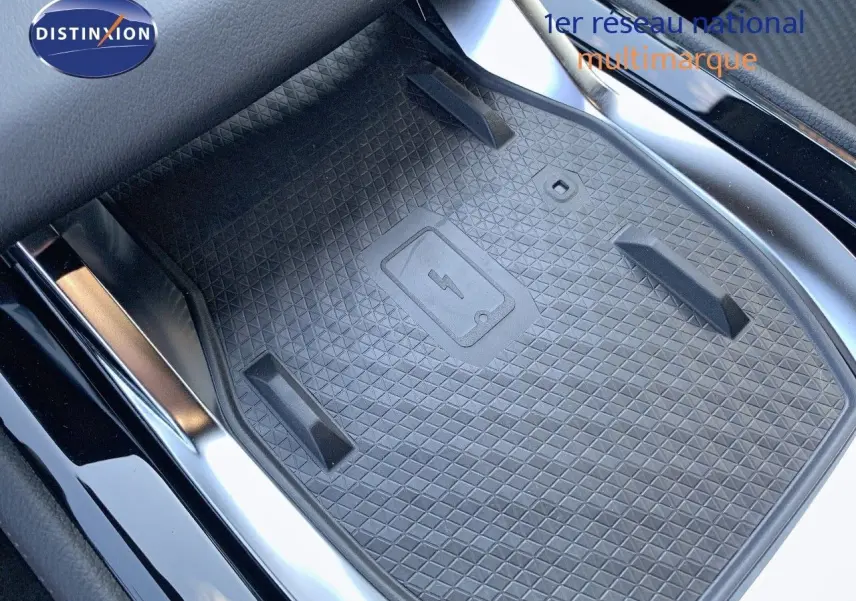 Plateau de recharge sans fil noir dans la console centrale du Renault Austral 2024 finition Iconic.