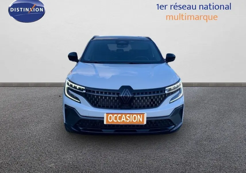 Vue frontale d'un Renault Austral 2024 blanc métal avec toit noir et calandre noire distinctive.