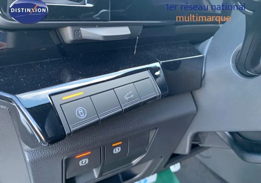 Gros plan sur les commandes du tableau de bord d'un Renault Austral blanc métal avec toit noir, version hybride 2024.