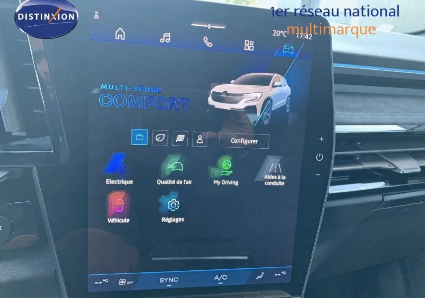 Écran tactile central affichant les réglages de confort du Renault Austral blanc métal avec toit noir, vue intérieure frontale.