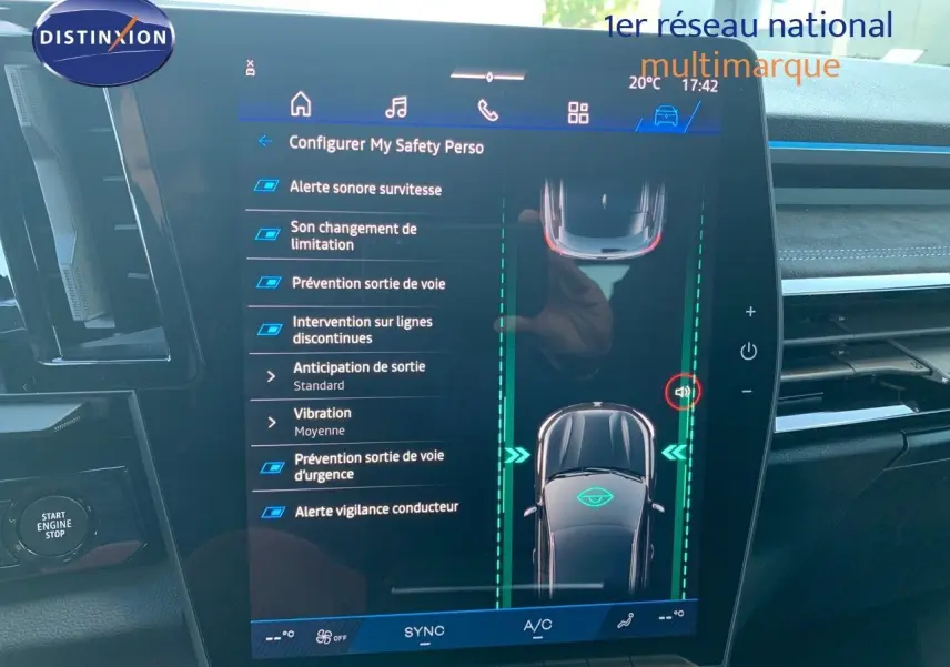 Écran tactile central du tableau de bord du Renault Austral 2024 montrant les options d'aide à la conduite et sécurité.