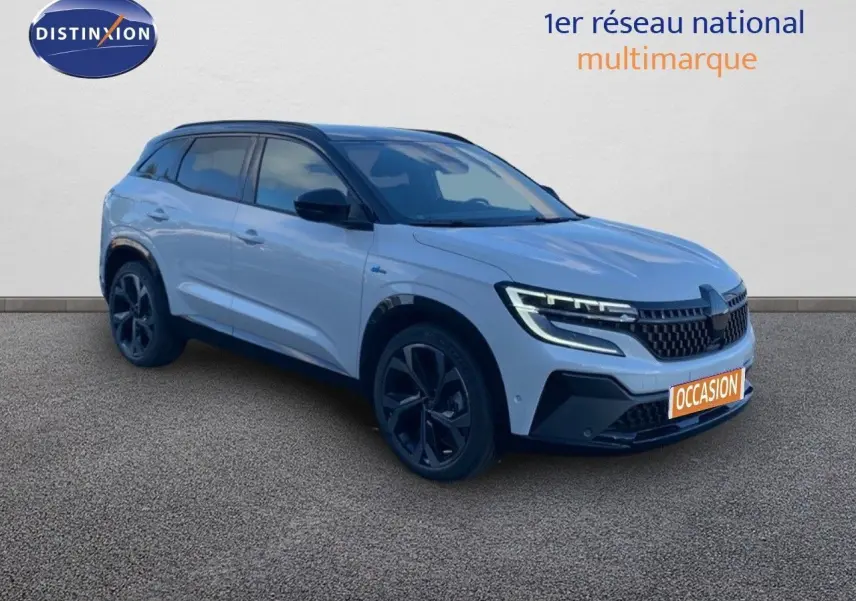 Renault Austral 2024 blanc métal avec toit noir, vue 3/4 avant droit, feux LED et jantes noires distinctives.