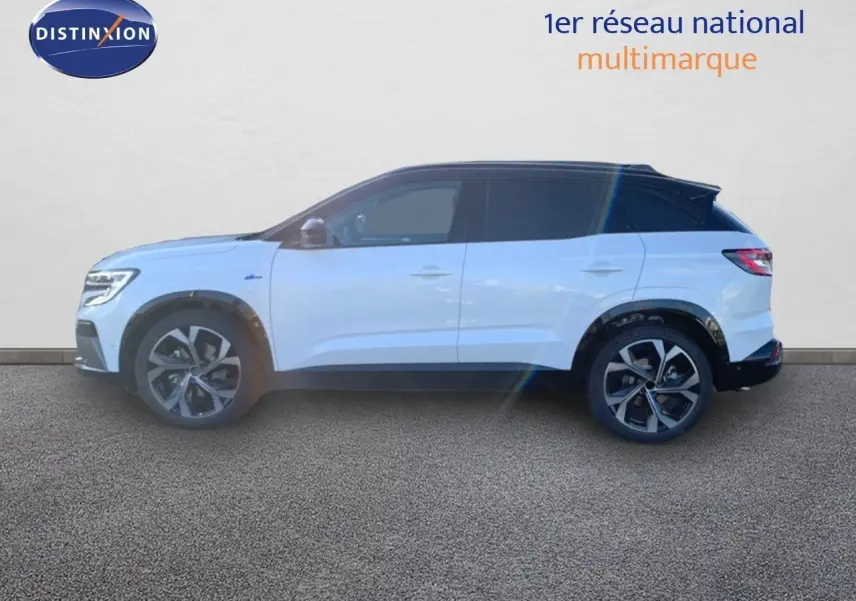 Profil latéral gauche du Renault Austral blanc métal avec toit noir, roues alliage et lignes modernes, version hybride 2024.