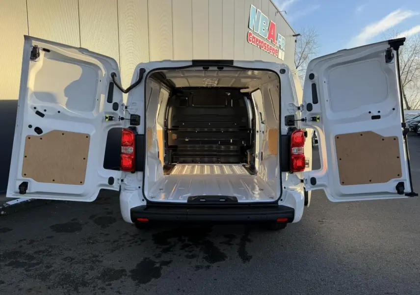 Vue arrière du Citroën Jumpy XL blanc Icy avec portes ouvertes révélant la grande zone de chargement vide.
