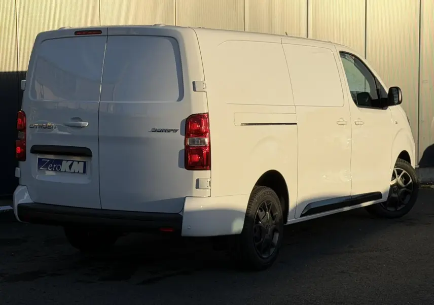 Vue 3/4 arrière droite du Citroën Jumpy XL blanc Icy avec bouclier arrière demi-peint et coques noires.