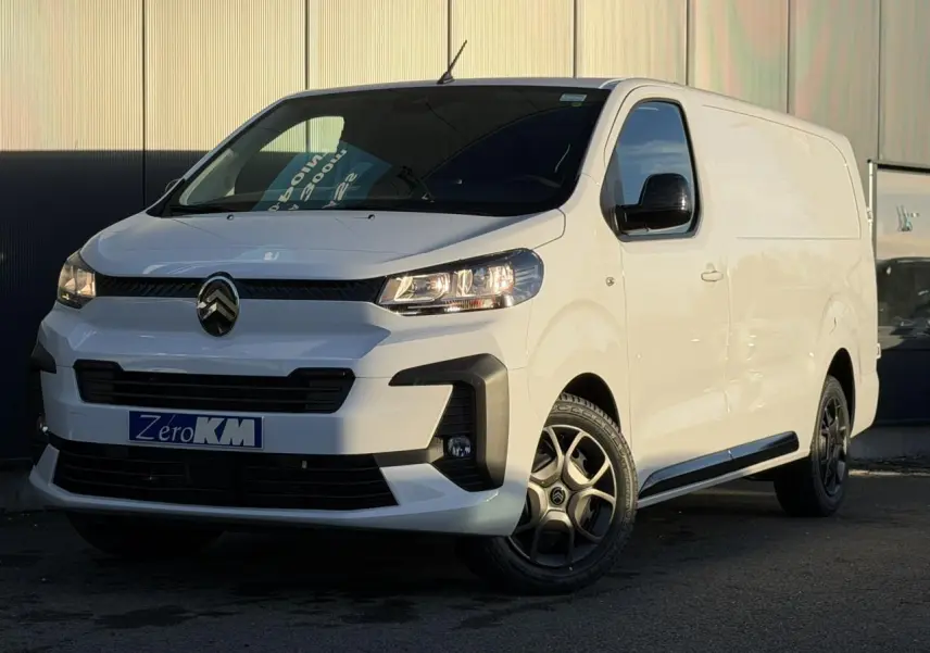 Vue 3/4 avant droite du Citroën Jumpy XL blanc Icy avec boucliers et coques de rétroviseurs noirs Perla Nera.